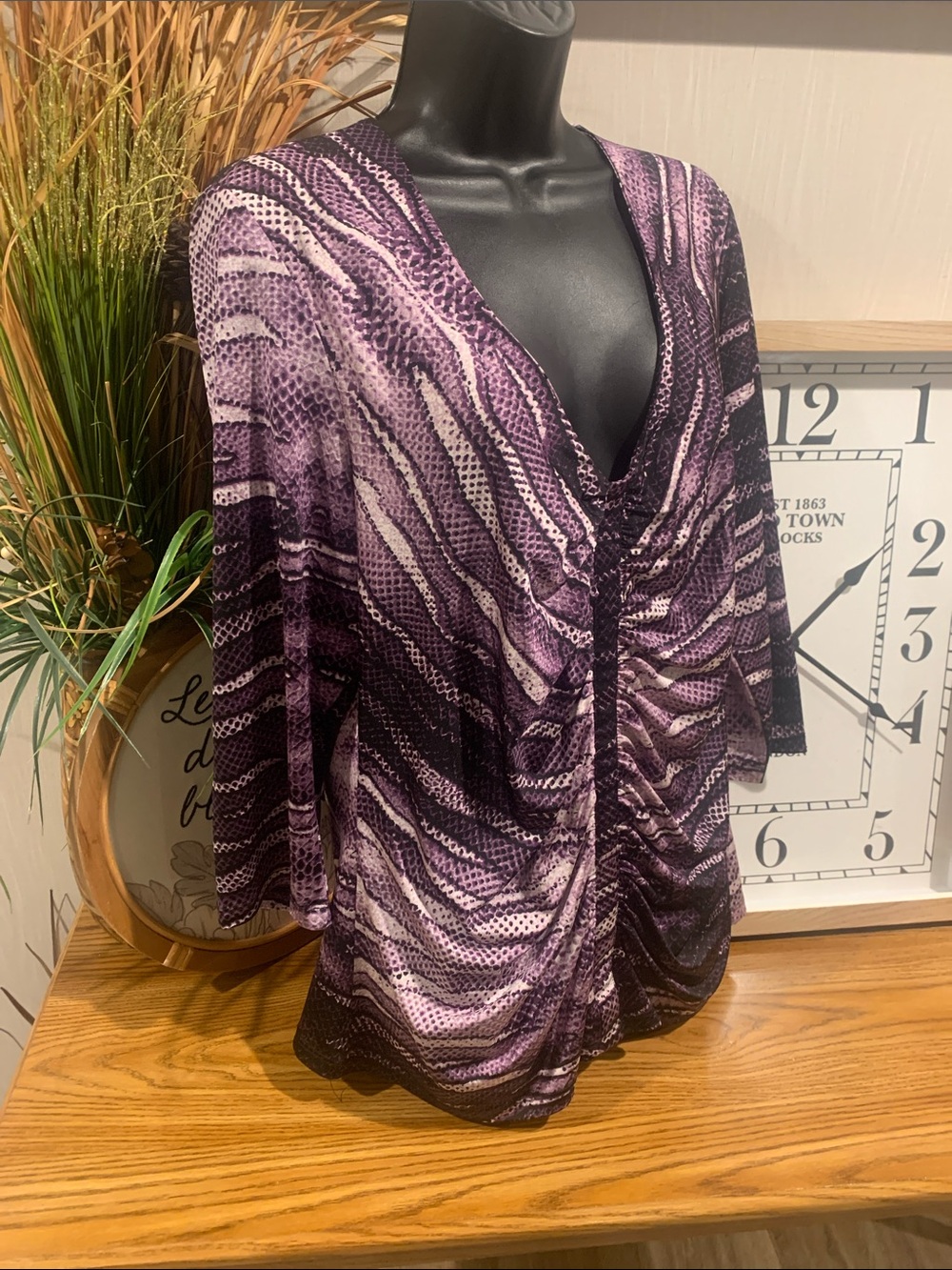 Purple Patterned V-Neck Ruched Blouse - Picture 2 of 11